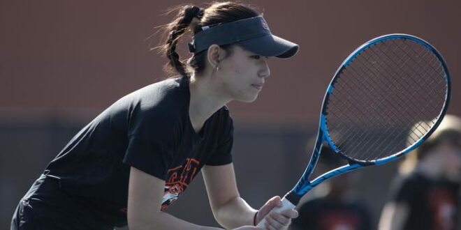 Women's Tennis wins against Hartick, 5-4.