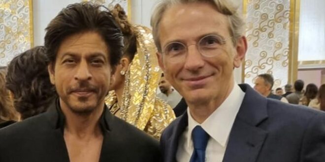 French Ambassador snaps pic with Shah Rukh.