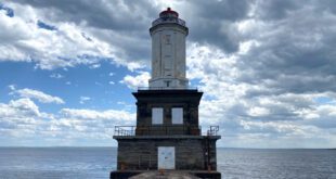 US offers free and auctioned lighthouses.