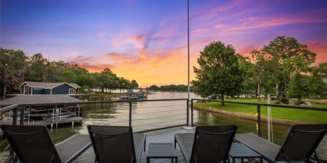 Summer's ending, but lake life lives on.
Lake life lasts, even as summer ends.
Eternal lake living, summer's end nears.
Keep lake life alive beyond summer.