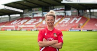 Ex-Wales star Hannah Keryakoplis joins Wrexham.