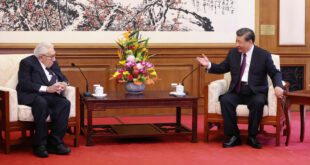 Xi Jinping meets "old friend" Kissinger for discussions.