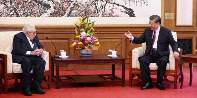 Xi Jinping meets "old friend" Kissinger for discussions.