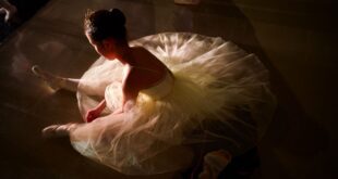 Balletcore revives ballet's fashion allure on TikTok.