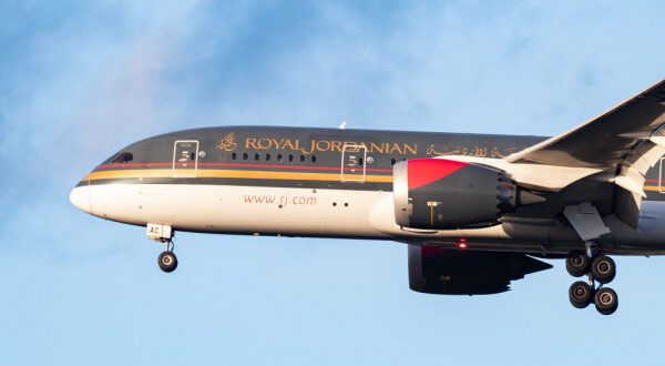 rewrite Royal Jordanian resumes flights to Damascus after 13-year halt in 6 to 8 words